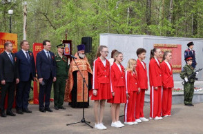 ТОРЖЕСТВЕННАЯ ЦЕРЕМОНИЯ ВОЗЛОЖЕНИЯ НА МЕМОРИАЛЕ РАБОТНИКАМ ЗАВОДА ГАЛОГЕН, ПОГИБШИМ В ГОДЫ ВЕЛИКОЙ ОТЕЧЕСТВЕННОЙ ВОЙНЫ 1941 - 1945 ГГ.
