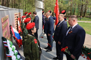 ВОЗЛОЖЕНИЯ ВЕНКОВ И ЦВЕТОВ погибшим в годы Великой Отечественной войны