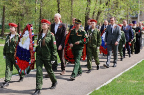 ВОЗЛОЖЕНИЯ ВЕНКОВ И ЦВЕТОВ погибшим в годы Великой Отечественной войны