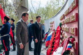 ВОЗЛОЖЕНИЯ ВЕНКОВ И ЦВЕТОВ погибшим в годы Великой Отечественной войны